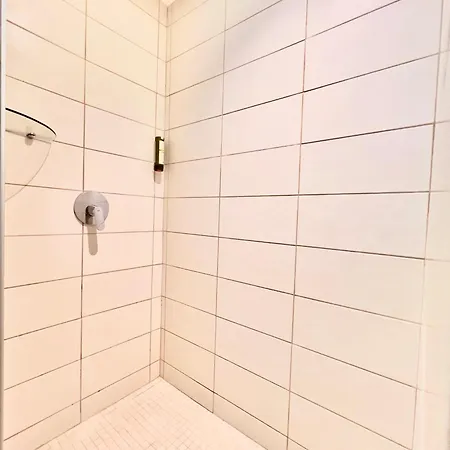 Aparthotel Liberation Center - Private Balcony - 24&7 Reception - Luggage Storage
