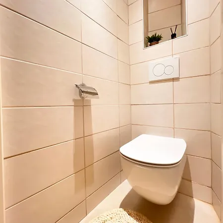 Liberation Center - Private Balcony - 24&7 Reception - Luggage Storage Aparthotel