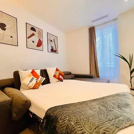 Liberation Center - Private Balcony - 24&7 Reception - Luggage Storage * Nice
